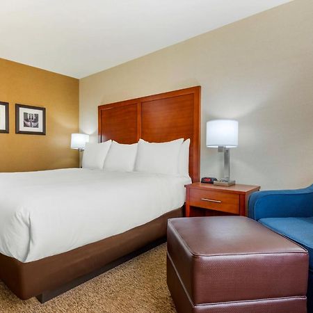 Comfort Inn & Suites Greater Napanee Bagian luar foto