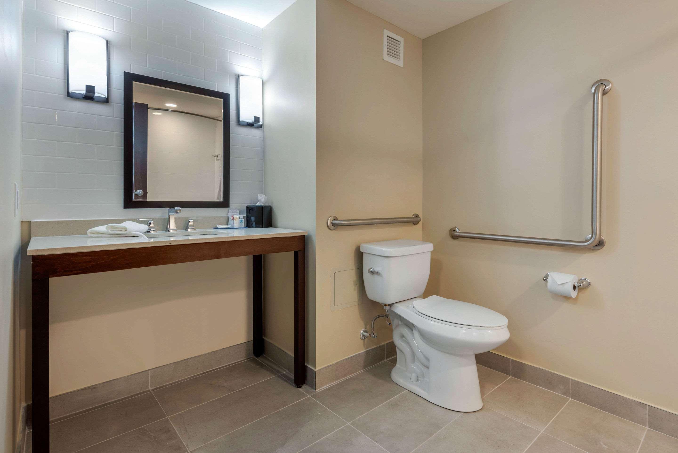 Comfort Inn & Suites Greater Napanee Bagian luar foto