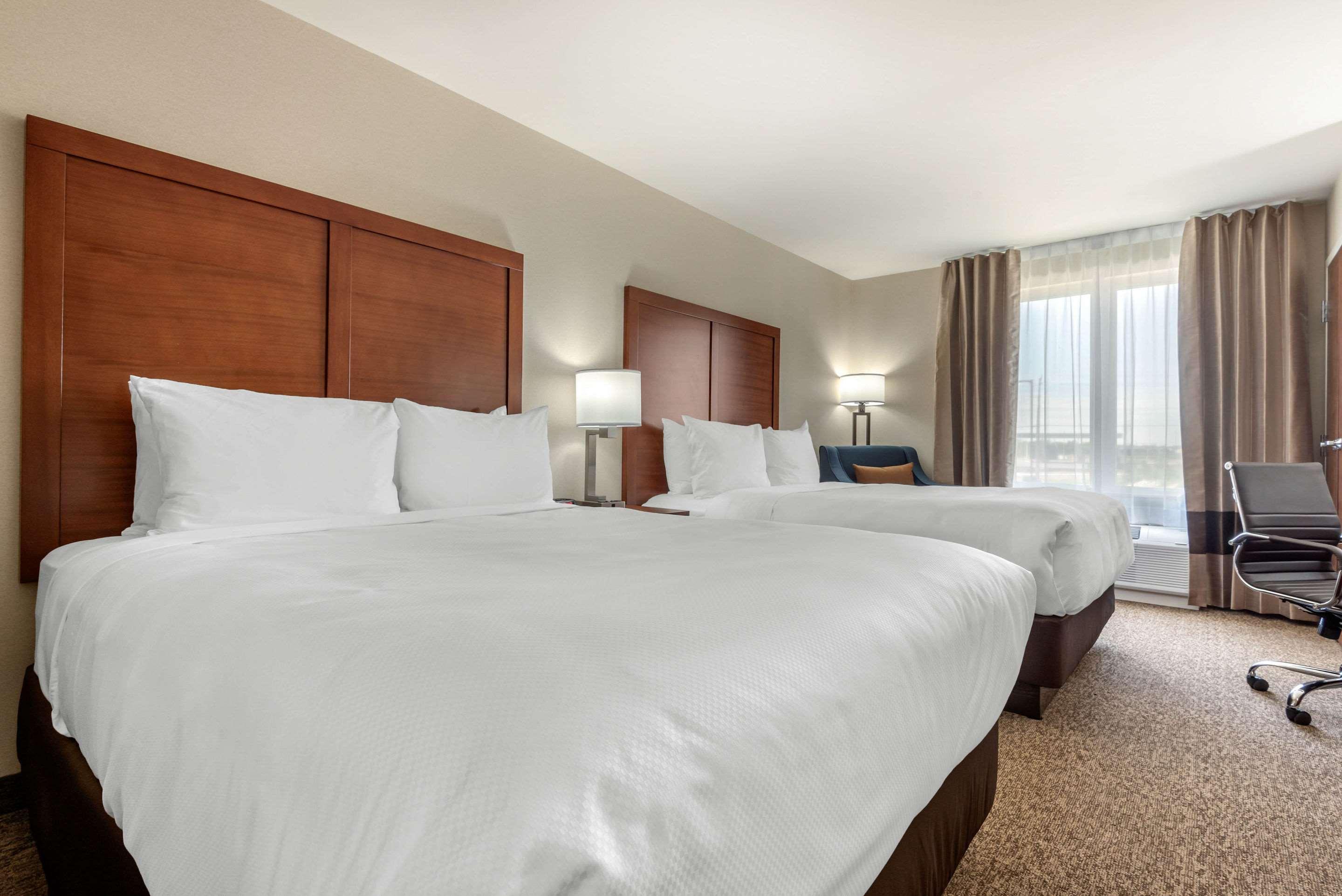 Comfort Inn & Suites Greater Napanee Bagian luar foto