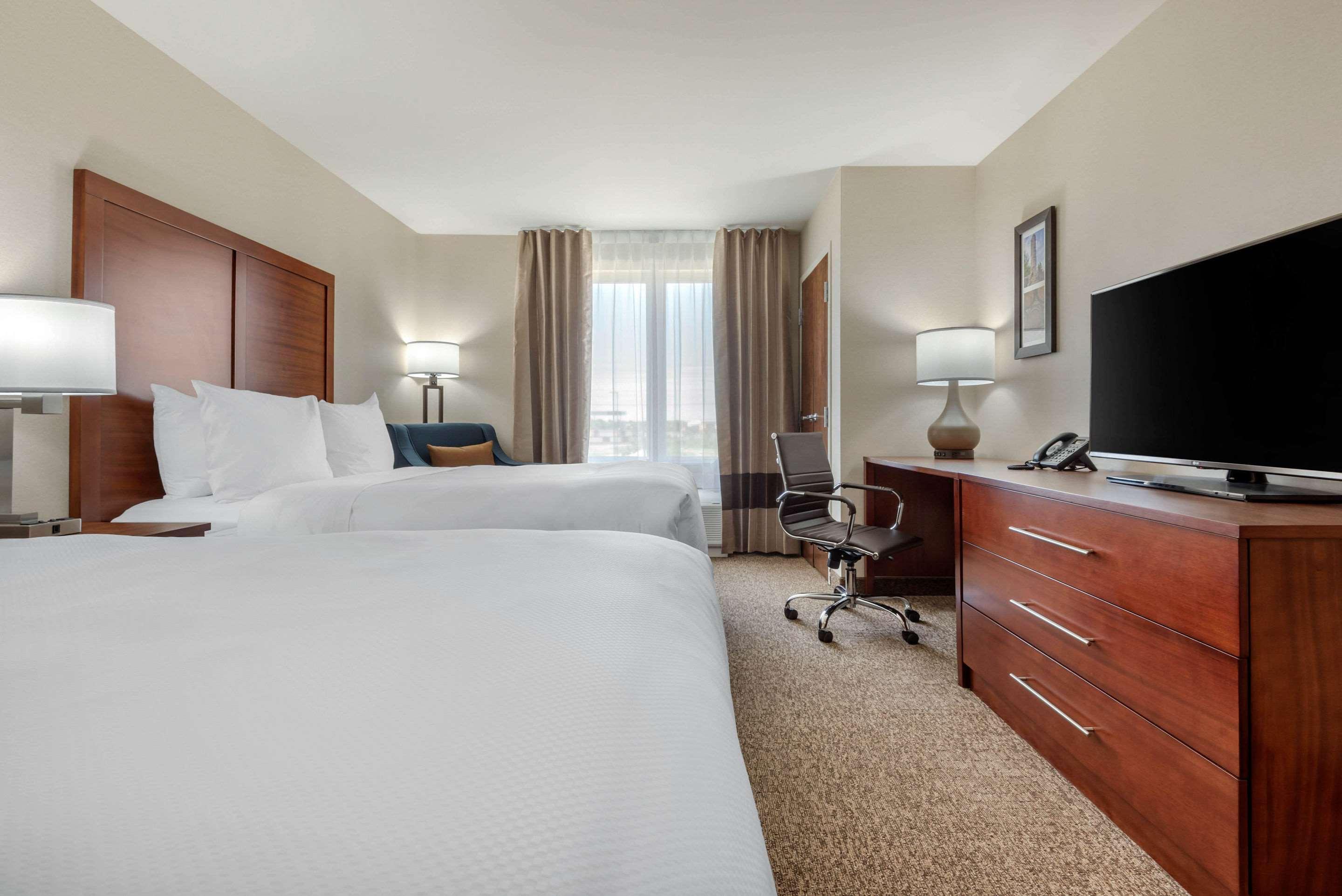 Comfort Inn & Suites Greater Napanee Bagian luar foto