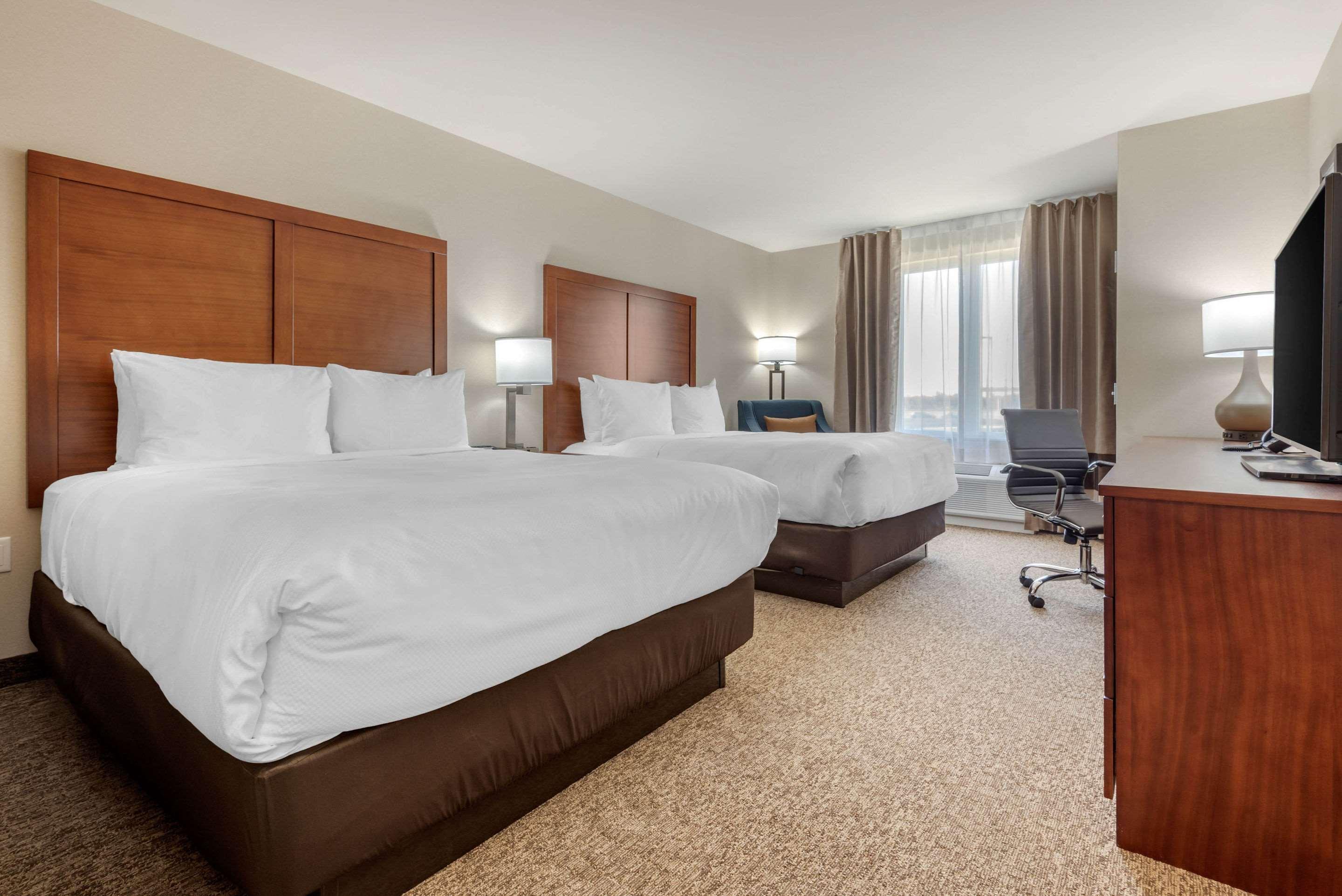 Comfort Inn & Suites Greater Napanee Bagian luar foto