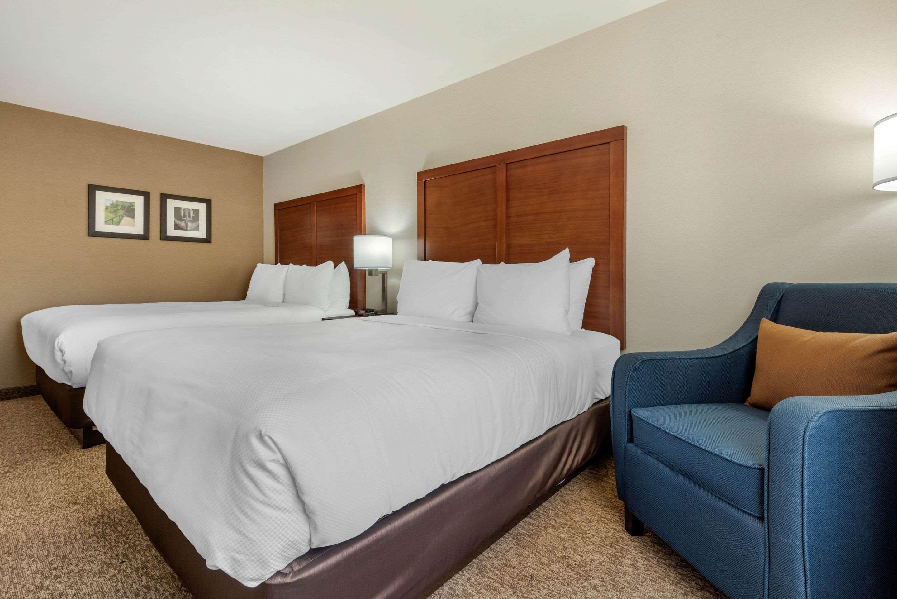 Comfort Inn & Suites Greater Napanee Bagian luar foto