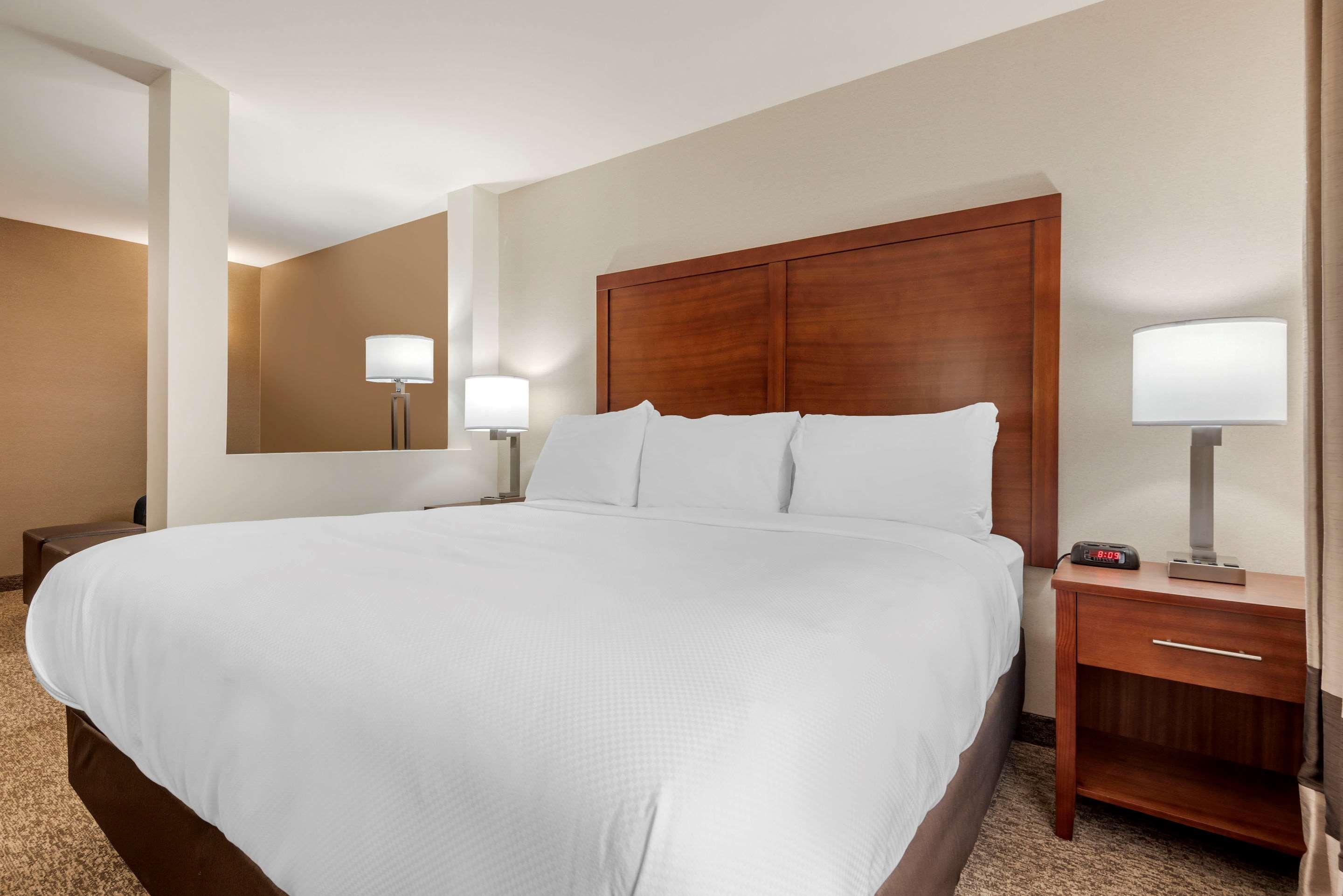 Comfort Inn & Suites Greater Napanee Bagian luar foto