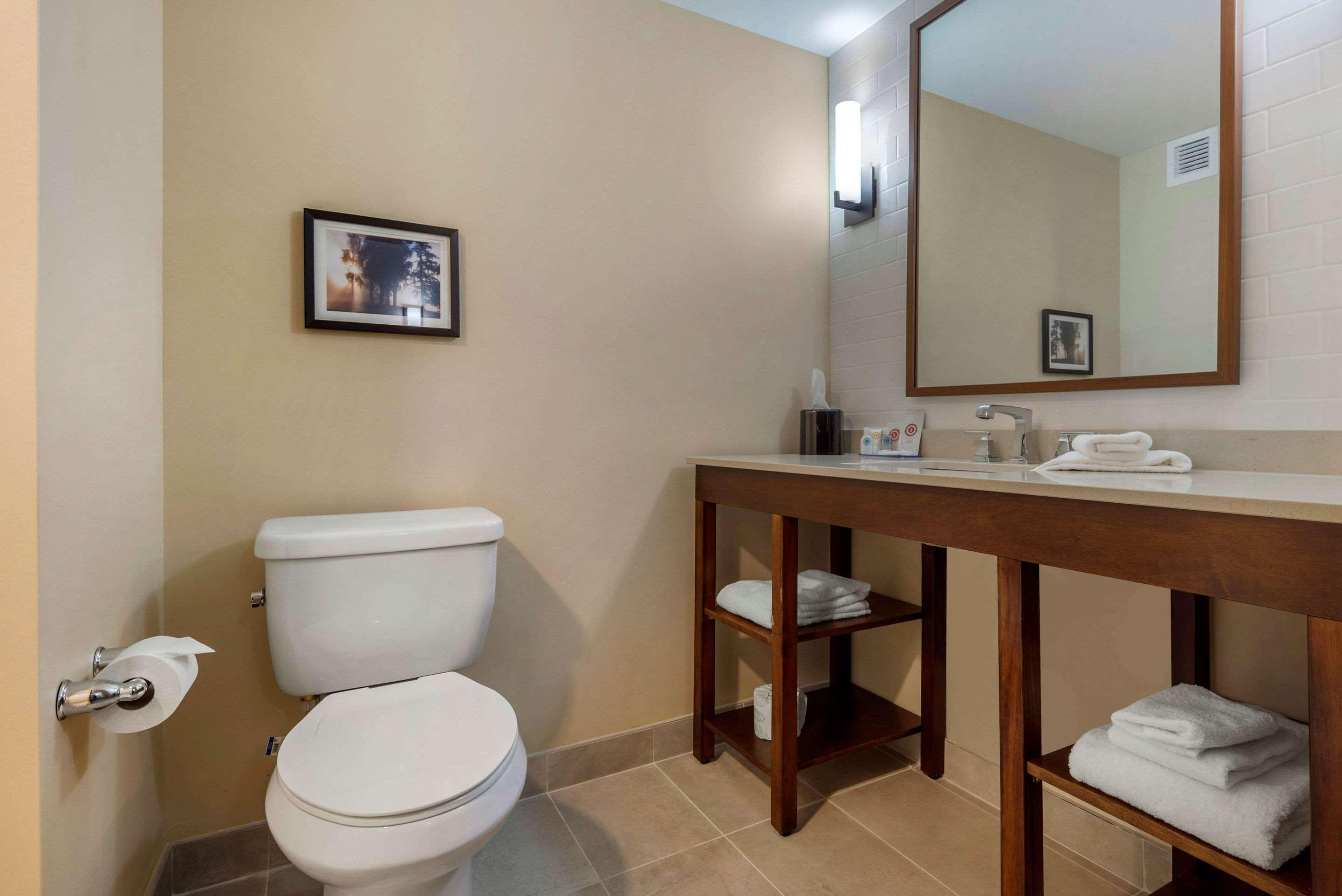 Comfort Inn & Suites Greater Napanee Bagian luar foto