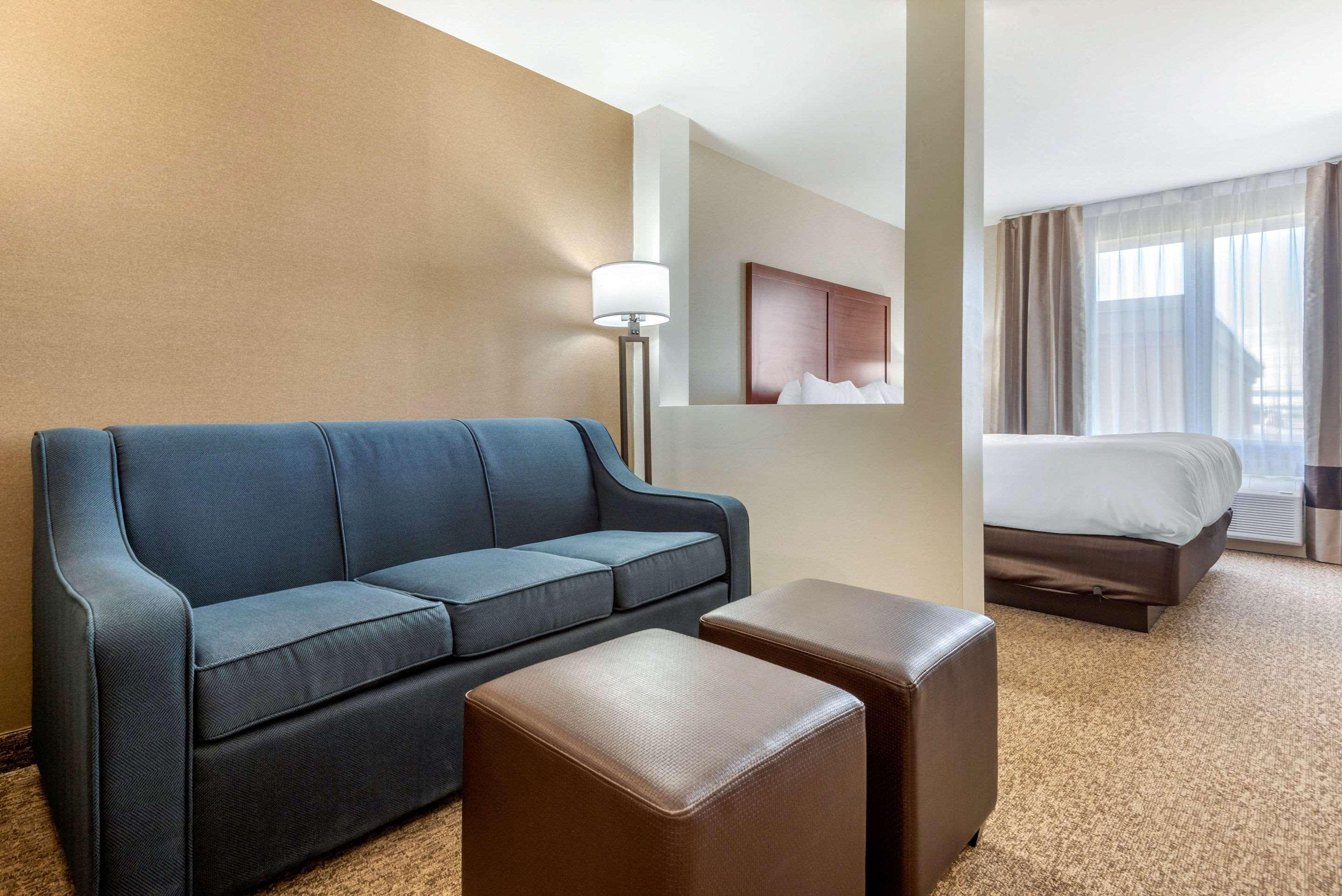 Comfort Inn & Suites Greater Napanee Bagian luar foto