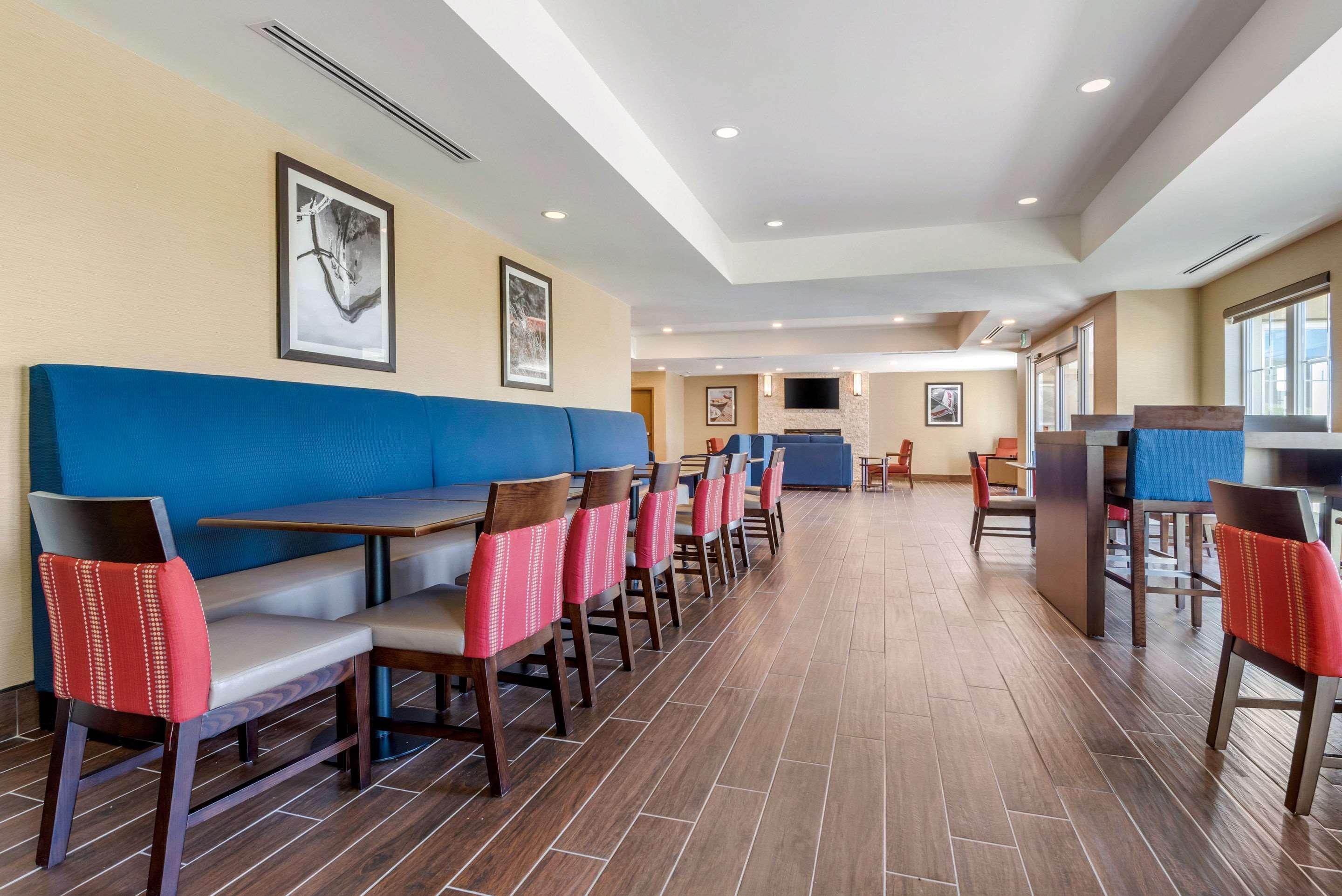 Comfort Inn & Suites Greater Napanee Bagian luar foto