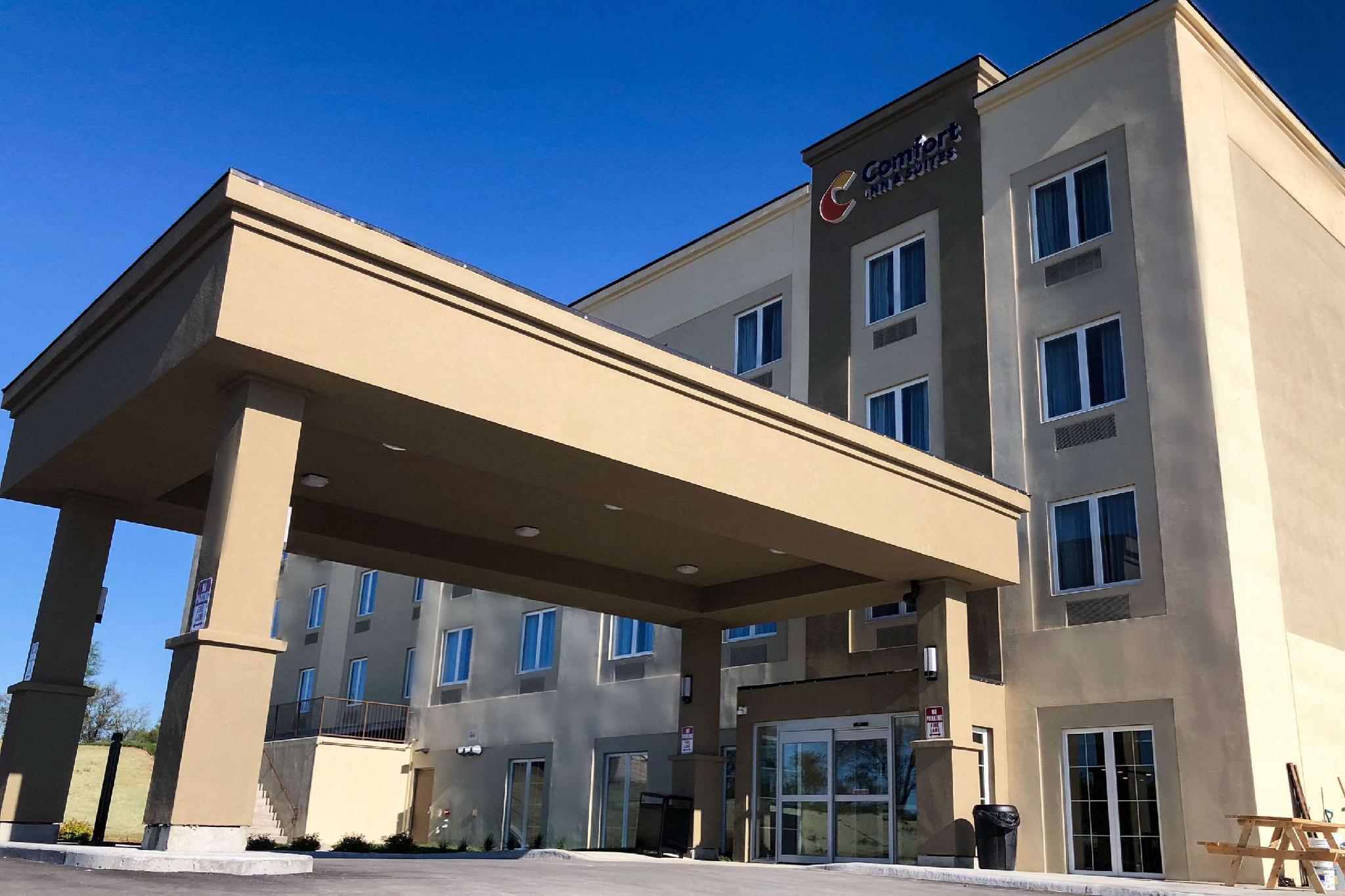 Comfort Inn & Suites Greater Napanee Bagian luar foto