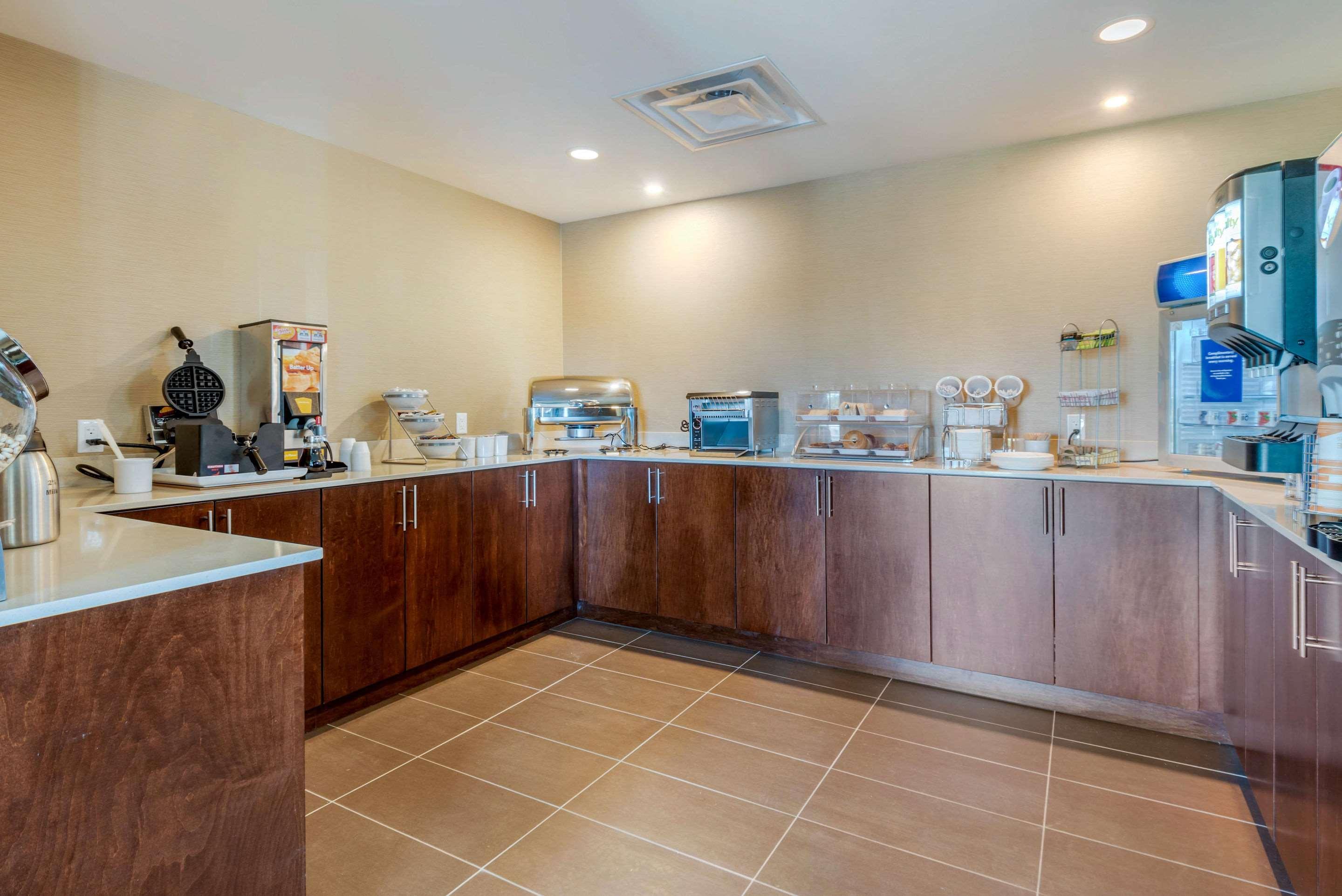 Comfort Inn & Suites Greater Napanee Bagian luar foto