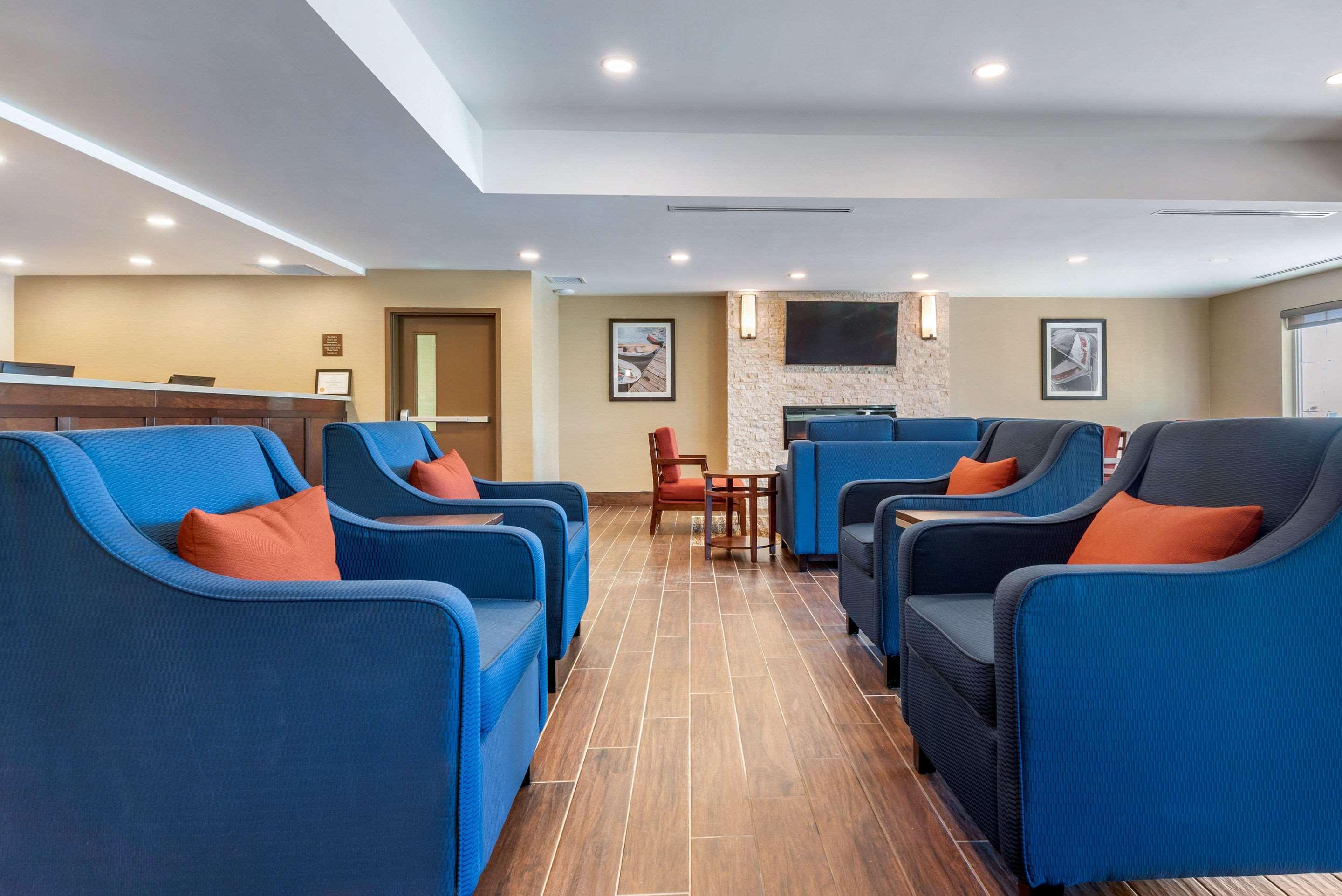 Comfort Inn & Suites Greater Napanee Bagian luar foto