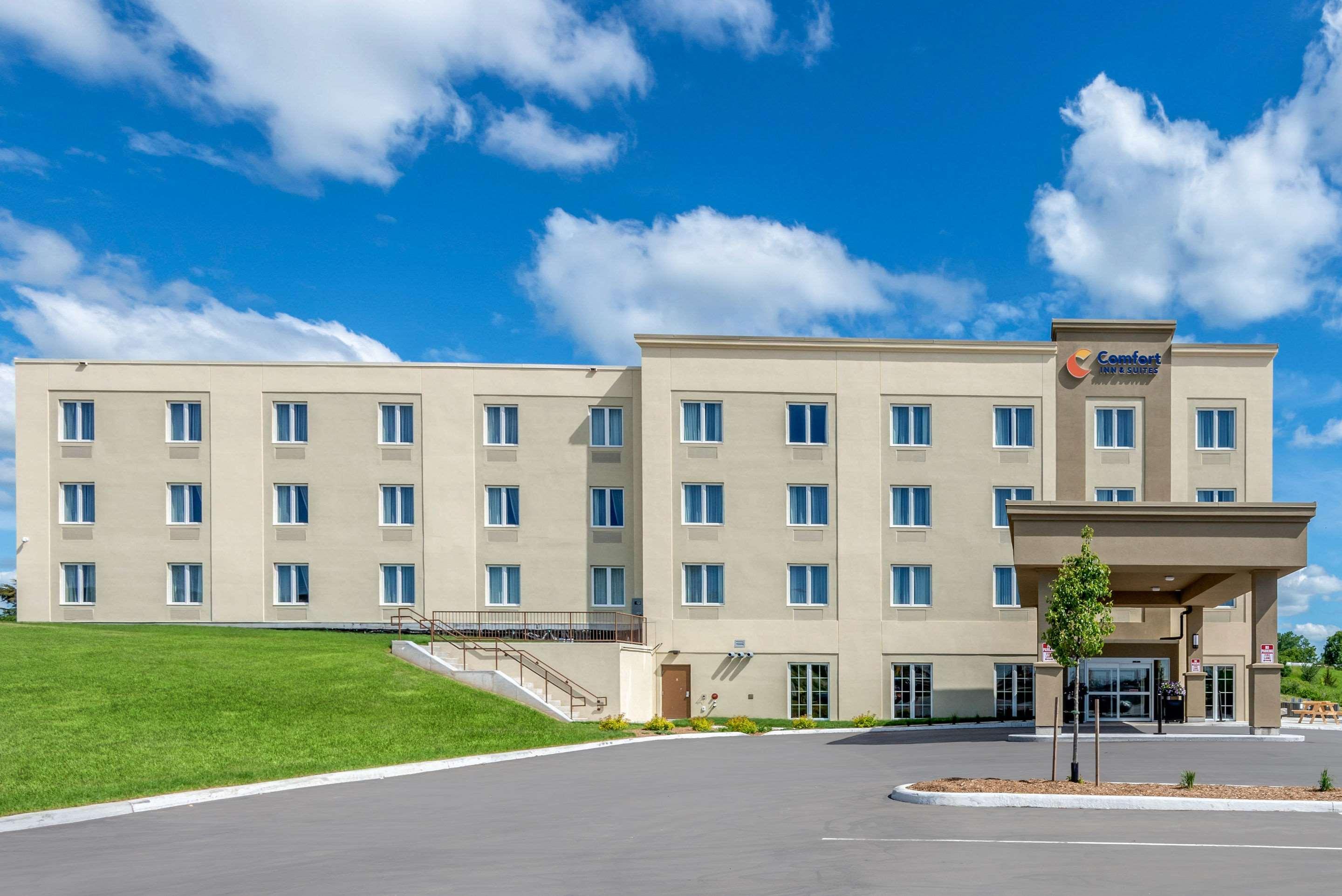 Comfort Inn & Suites Greater Napanee Bagian luar foto