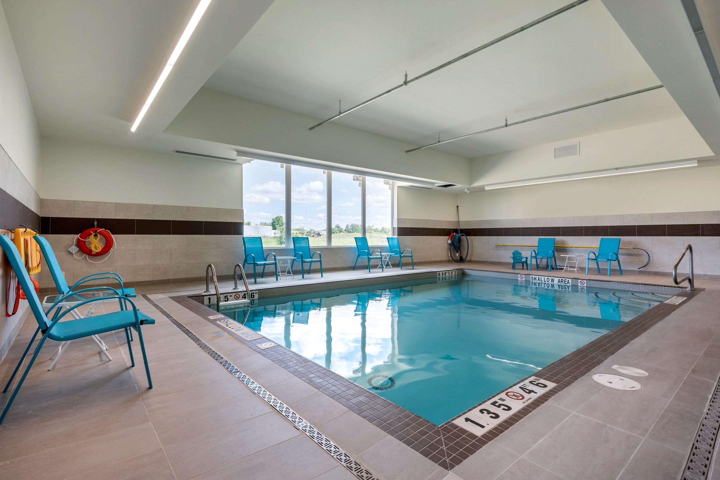 Comfort Inn & Suites Greater Napanee Bagian luar foto