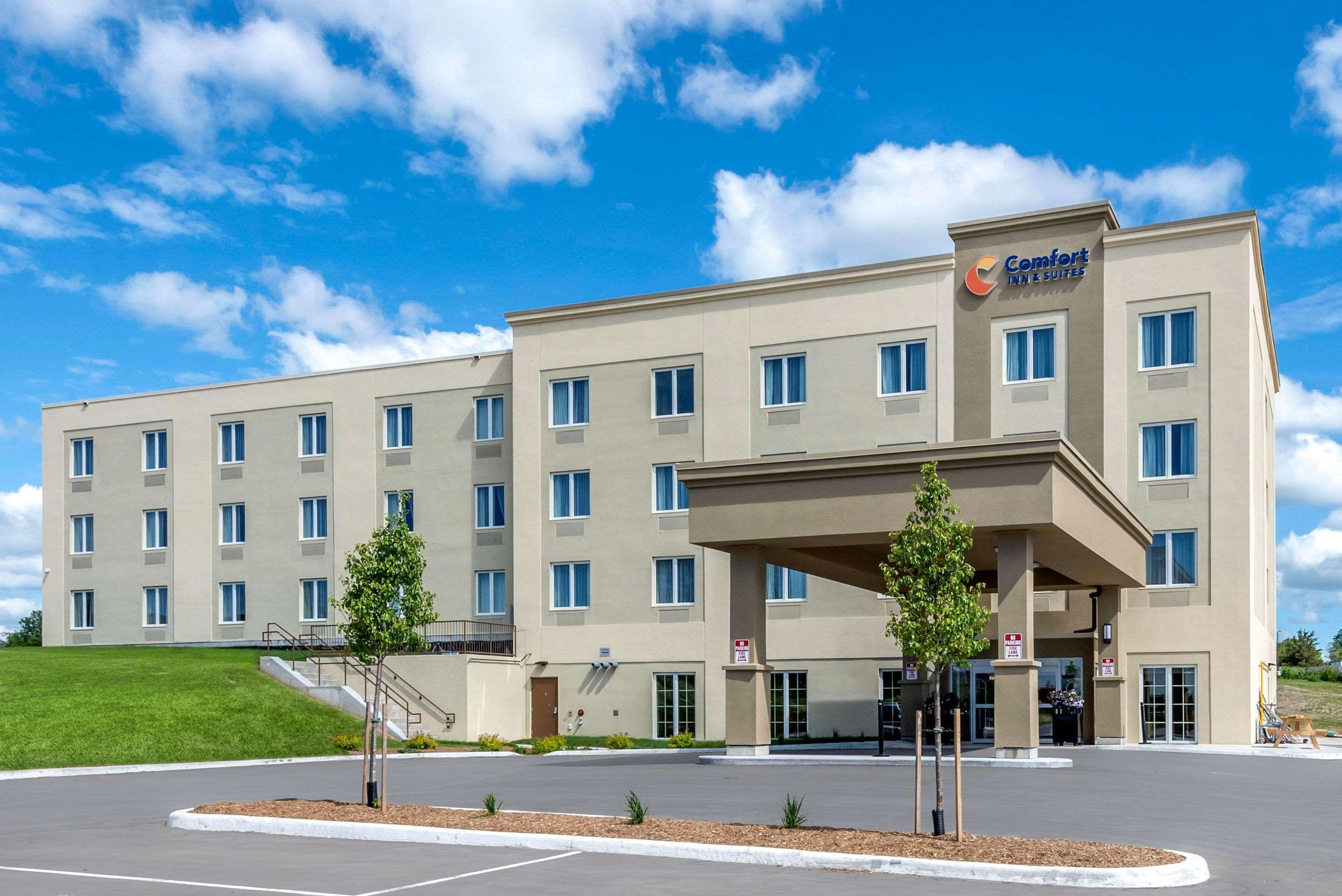 Comfort Inn & Suites Greater Napanee Bagian luar foto