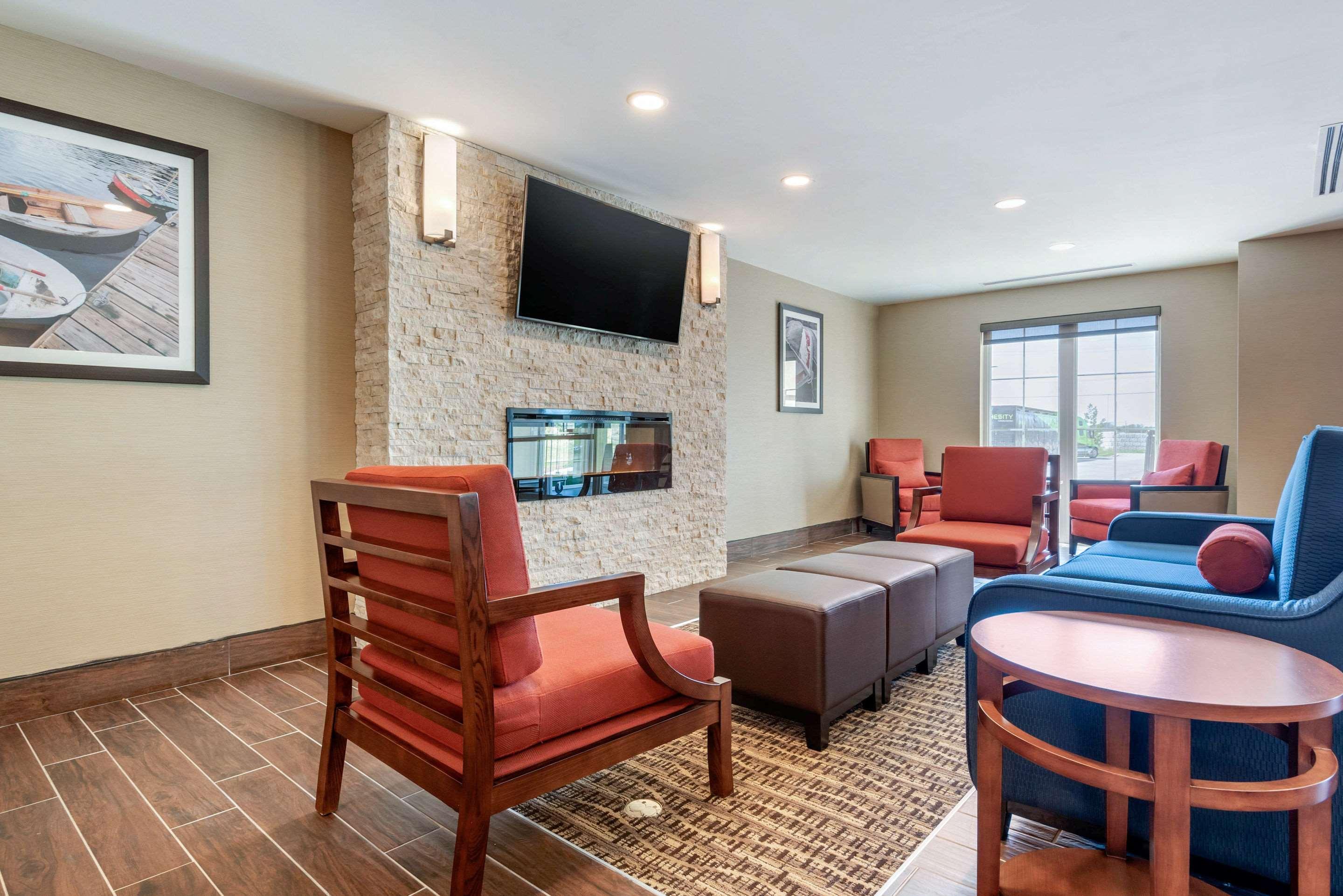 Comfort Inn & Suites Greater Napanee Bagian luar foto
