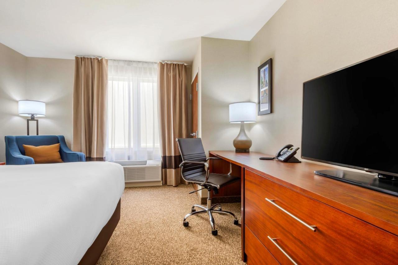 Comfort Inn & Suites Greater Napanee Bagian luar foto