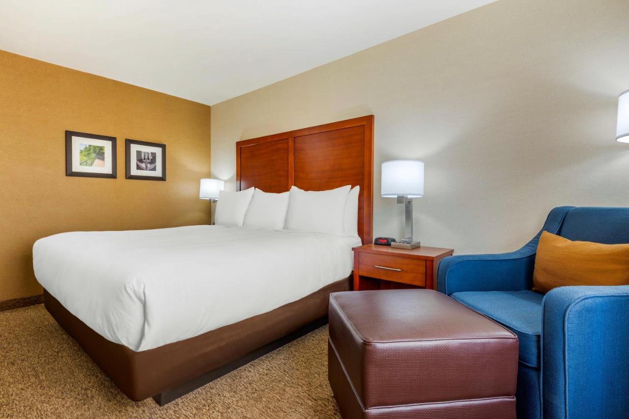 Comfort Inn & Suites Greater Napanee Bagian luar foto