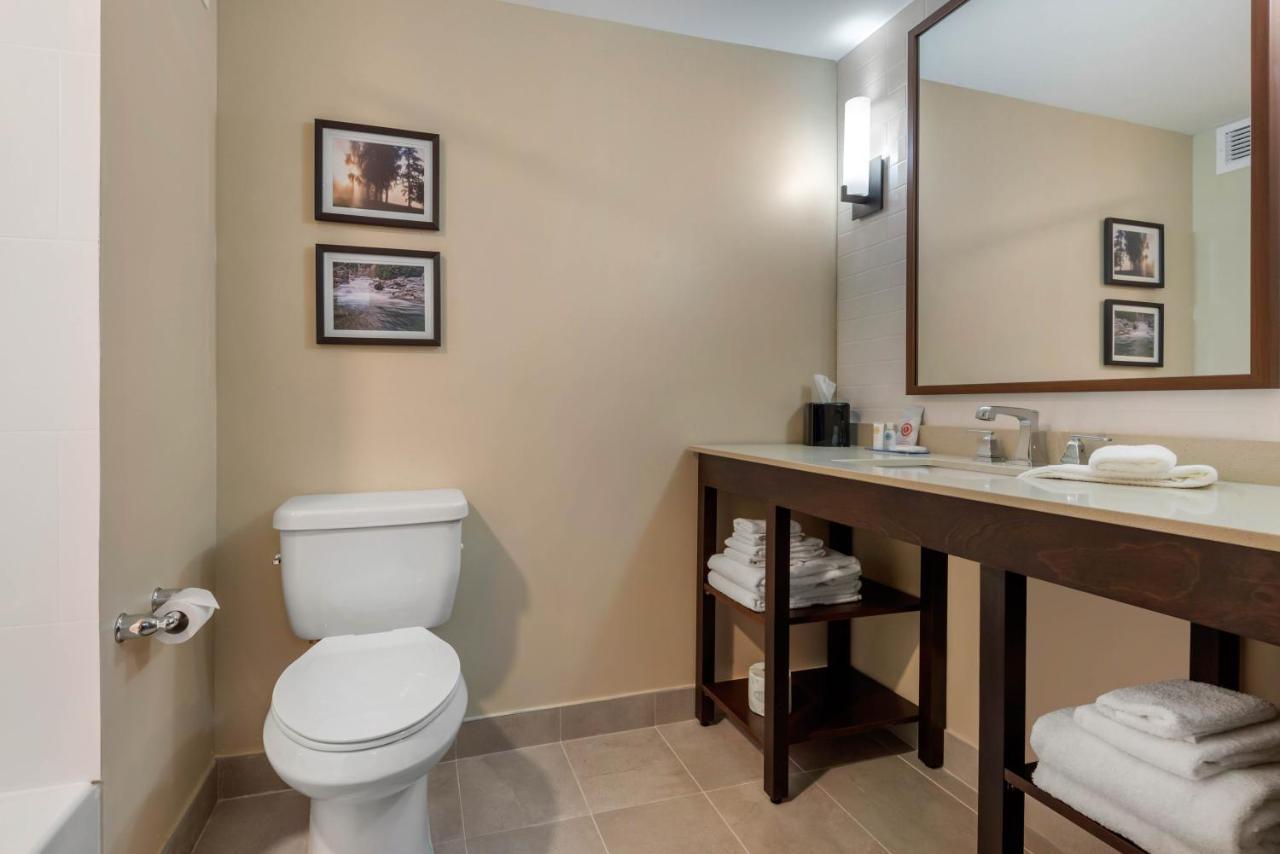 Comfort Inn & Suites Greater Napanee Bagian luar foto